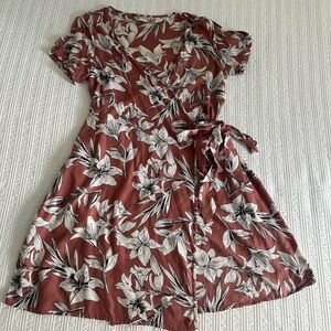 Roxy wrap dress size 6 in excellent condition burgundy and white floral